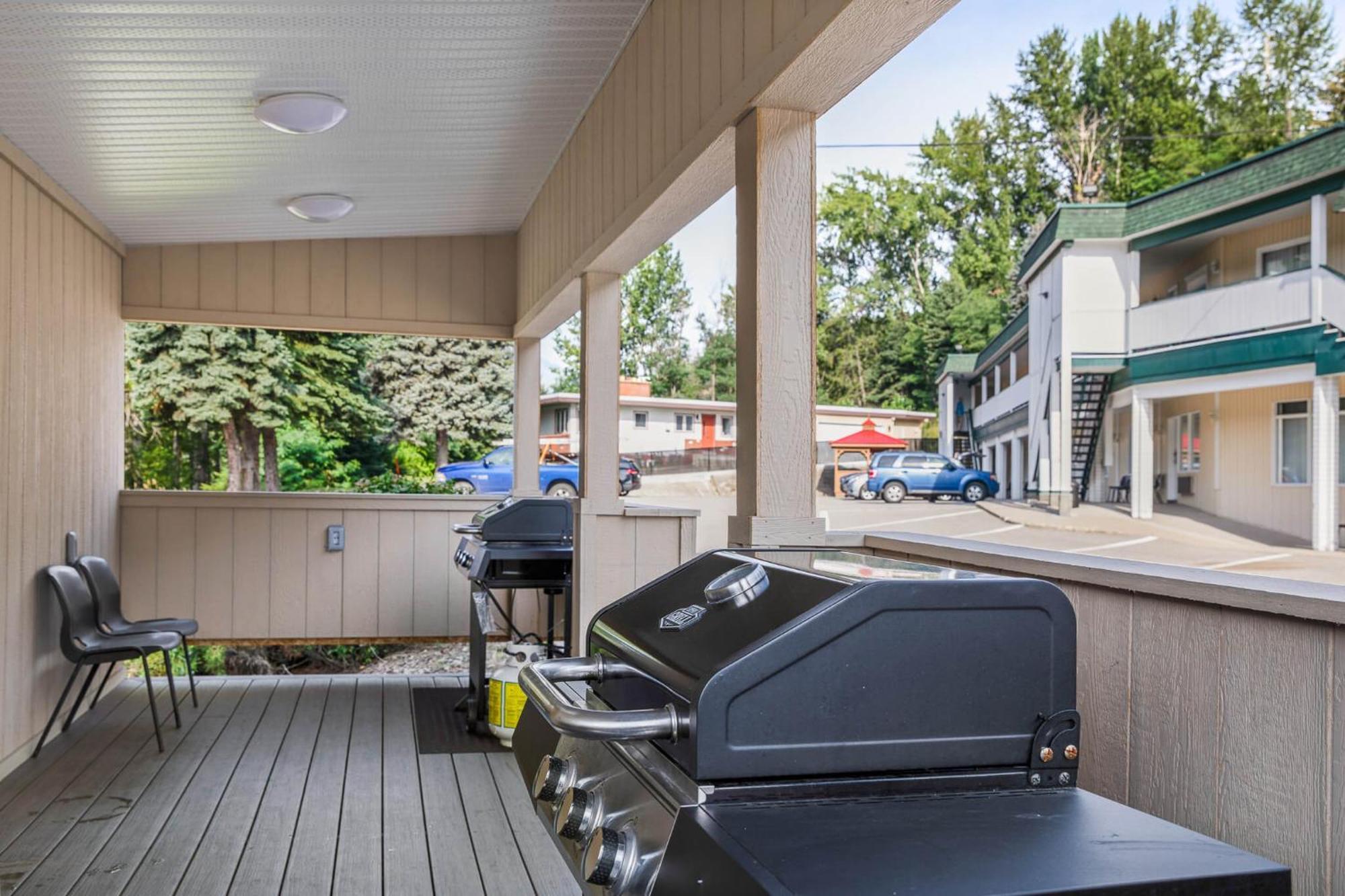 Glenwood Inn & Suites Trail Екстериор снимка