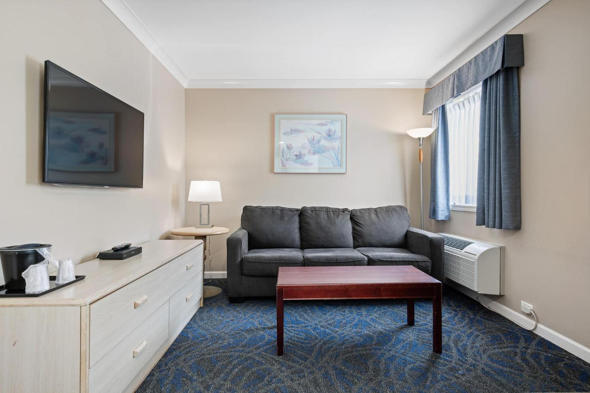 Glenwood Inn & Suites Trail Екстериор снимка