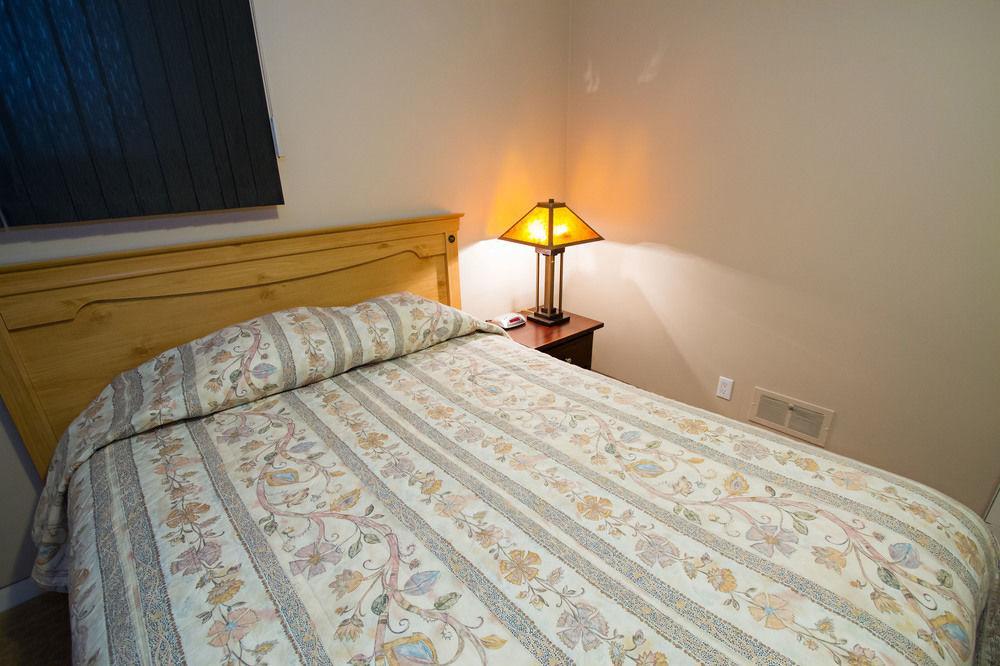 Glenwood Inn & Suites Trail Екстериор снимка